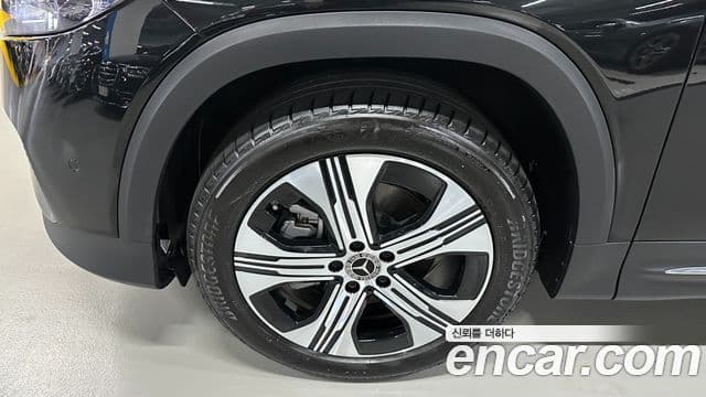Mercedes-Benz EQB 2025 — ფოტო 8/20
