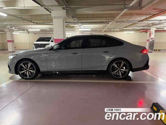 BMW 5 Series 2025 — ფოტო 7/14