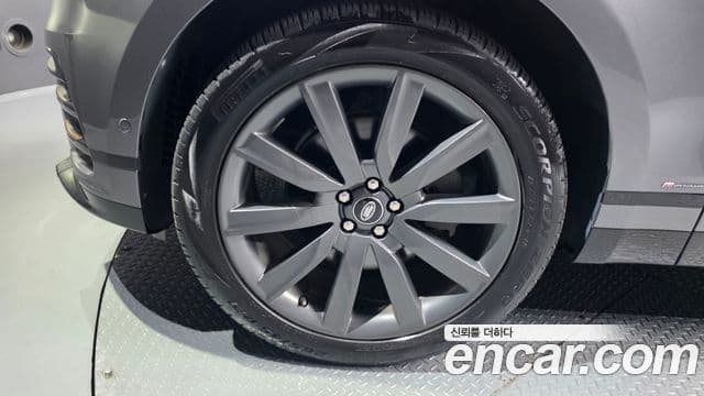Land Rover Range Rover Velar 2019 — ფოტო 5/20