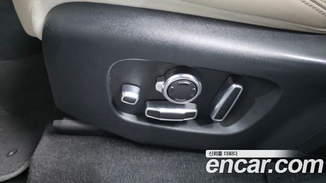 Land Rover Range Rover Velar 2019 — Photo 18/39