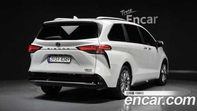 Toyota Sienna 2023 — ფოტო 2/20
