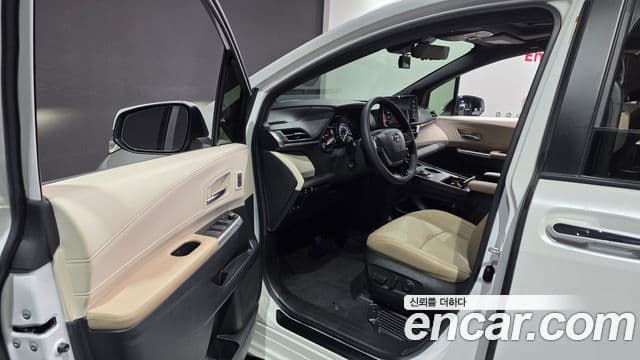 Toyota Sienna 2023 — ფოტო 10/20