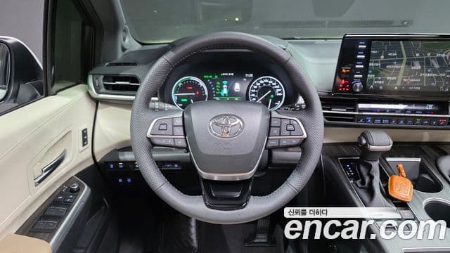 Toyota Sienna 2023 — ფოტო 13/20