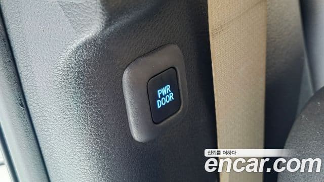 Toyota Sienna 2023 — ფოტო 18/20