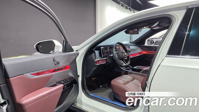 BMW 7 Series 2023 — ფოტო 8/20