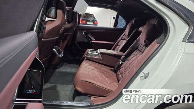 BMW 7 Series 2023 — ფოტო 10/20