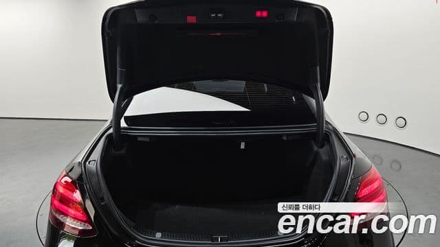 Mercedes-Benz E-Class 2020 — ფოტო 17/20