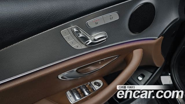 Mercedes-Benz E-Class 2020 — ფოტო 18/20
