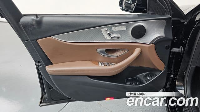Mercedes-Benz E-Class 2020 — Photo 14/31