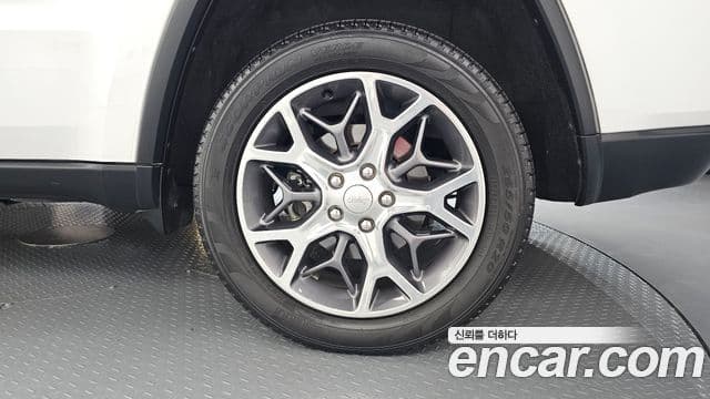Jeep Grand Cherokee 2021 — Photo 21/32