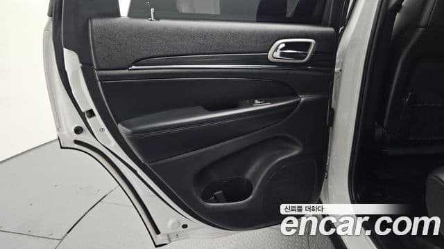 Jeep Grand Cherokee 2021 — Photo 23/32