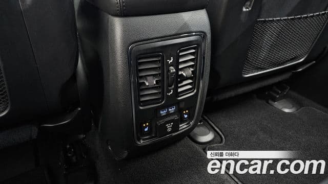 Jeep Grand Cherokee 2021 — Photo 28/32