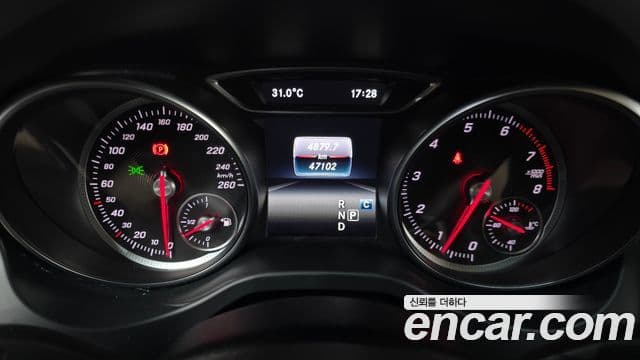 Mercedes-Benz GLA-Class 2019 — Şəkil 7/20
