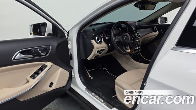 Mercedes-Benz GLA-Class 2019 — Şəkil 9/20