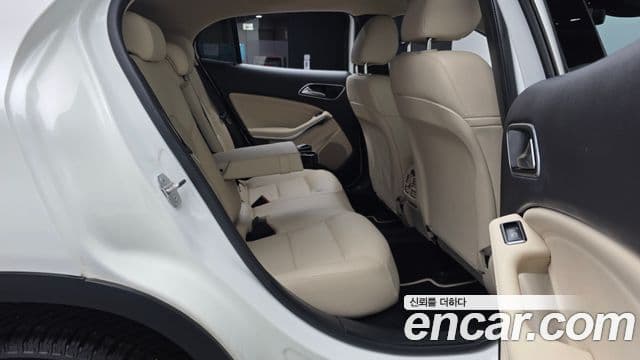 Mercedes-Benz GLA-Class 2019 — Şəkil 12/20