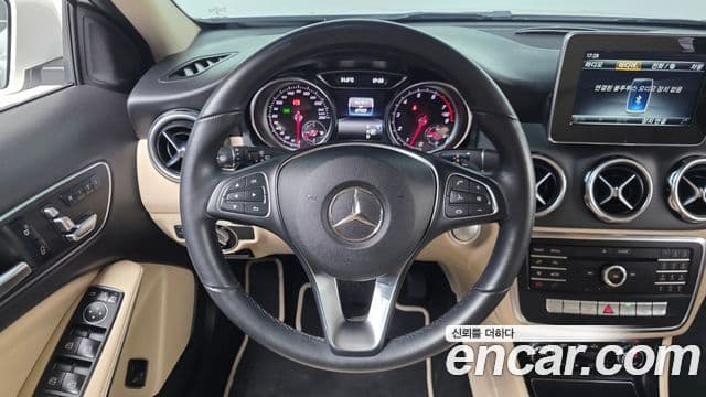 Mercedes-Benz GLA-Class 2019 — Şəkil 13/20
