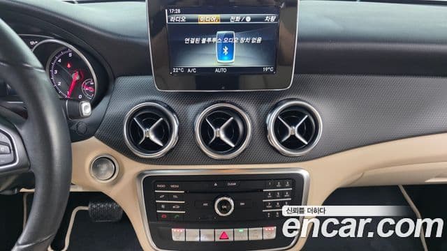 Mercedes-Benz GLA-Class 2019 — Şəkil 15/20