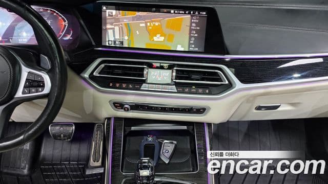 BMW X7 2021 — ფოტო 15/20