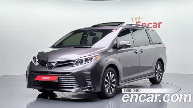 Toyota Sienna 2018 — ფოტო 1/20