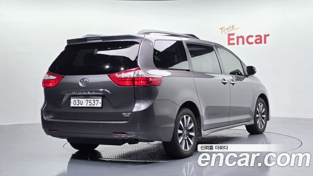 Toyota Sienna 2018 — ფოტო 2/20
