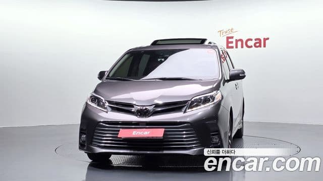Toyota Sienna 2018 — ფოტო 3/20