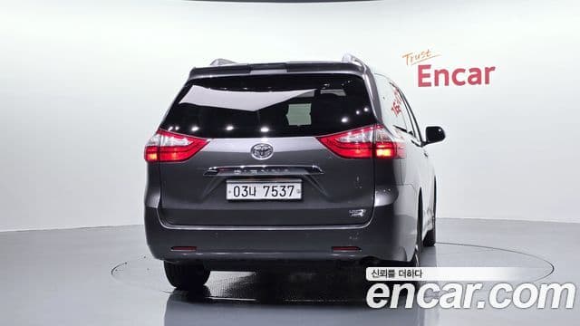Toyota Sienna 2018 — ფოტო 4/20