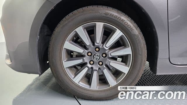 Toyota Sienna 2018 — ფოტო 5/20
