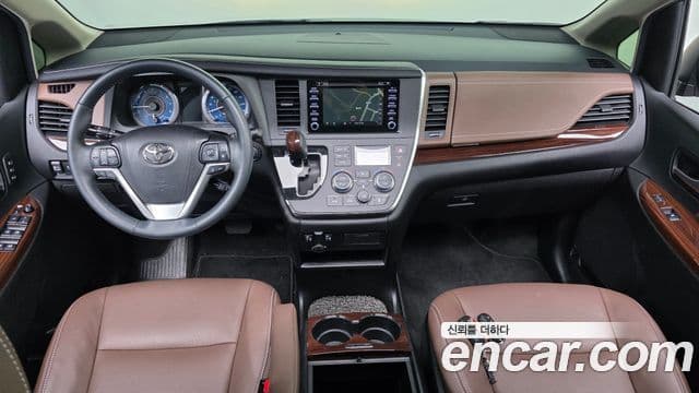 Toyota Sienna 2018 — ფოტო 7/20