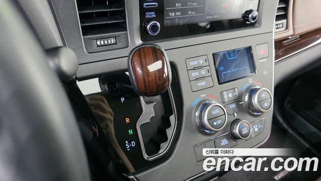 Toyota Sienna 2018 — ფოტო 9/20