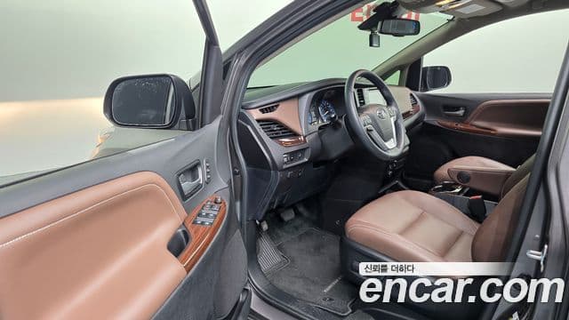 Toyota Sienna 2018 — ფოტო 10/20