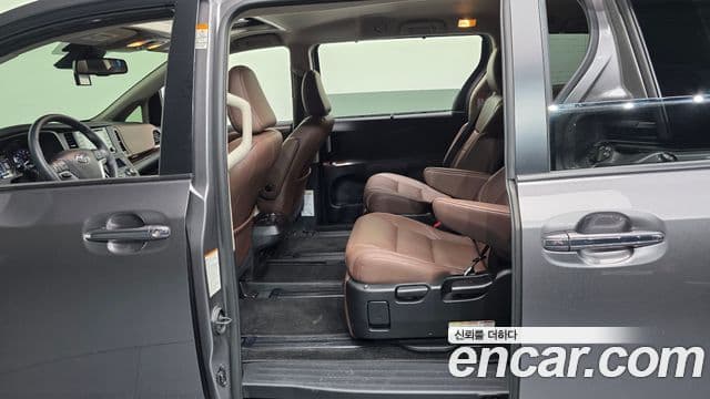 Toyota Sienna 2018 — ფოტო 12/20
