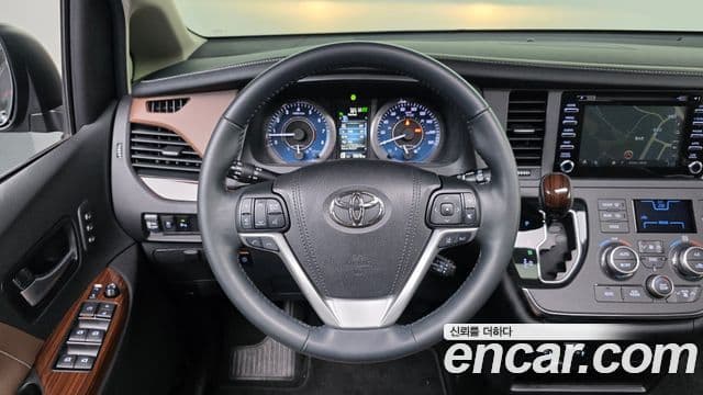 Toyota Sienna 2018 — ფოტო 13/20