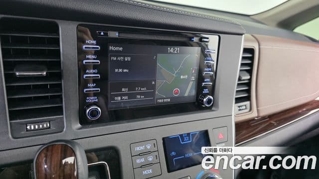 Toyota Sienna 2018 — ფოტო 14/20