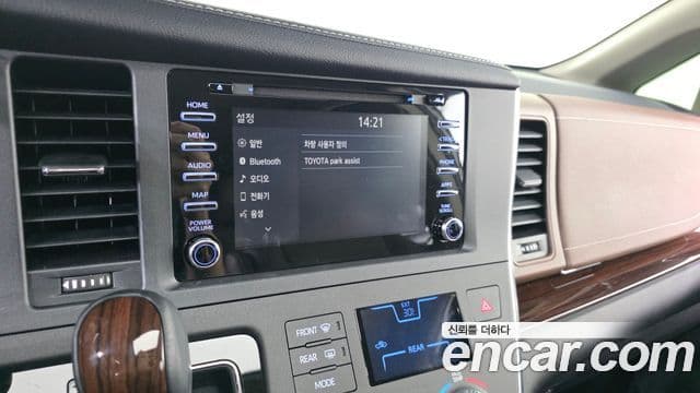 Toyota Sienna 2018 — ფოტო 15/20