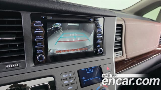 Toyota Sienna 2018 — ფოტო 16/20