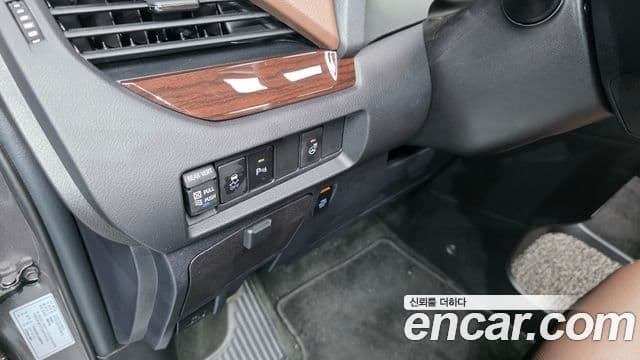 Toyota Sienna 2018 — ფოტო 17/20