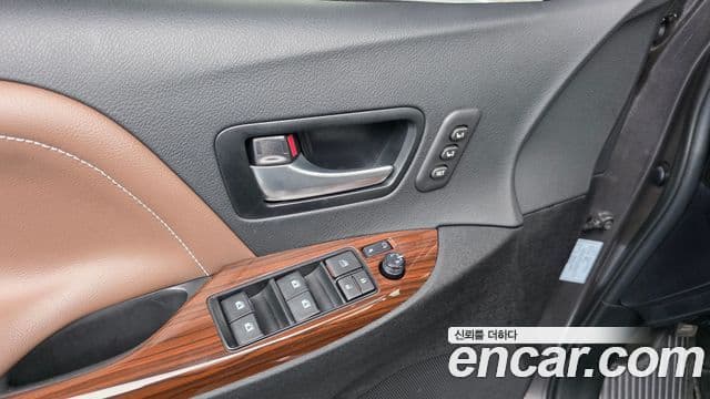 Toyota Sienna 2018 — ფოტო 19/20