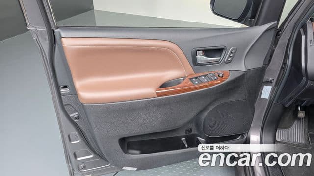 Toyota Sienna 2018 — Photo 11/33