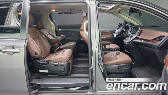 Toyota Sienna 2018 — Photo 27/33