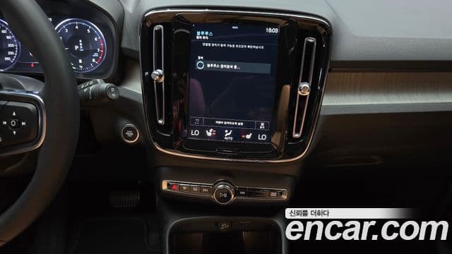Volvo XC40 2021 — Şəkil 18/20
