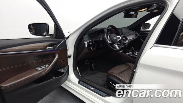 BMW 5 Series 2019 — Фото 10/20