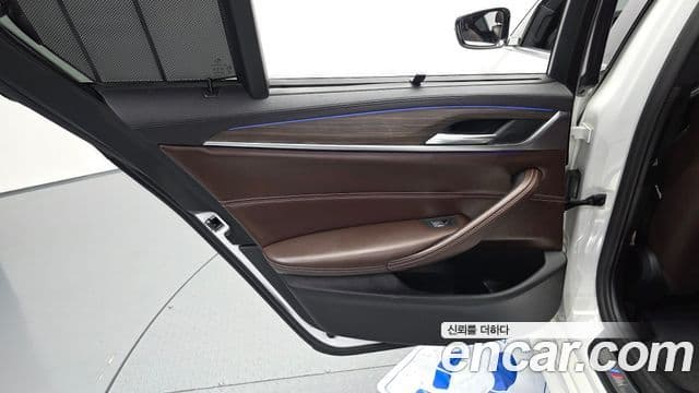 BMW 5 Series 2019 — Şəkil 21/31