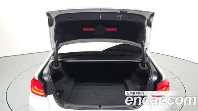 BMW 5 Series 2019 — Şəkil 24/31