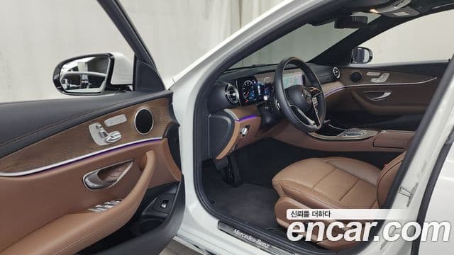 Mercedes-Benz E-Class 2023 — ფოტო 8/20