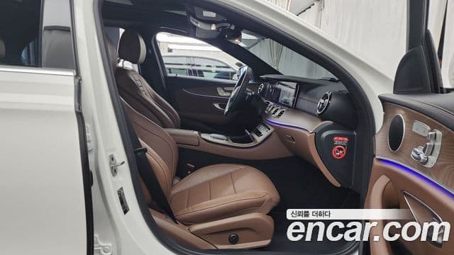 Mercedes-Benz E-Class 2023 — ფოტო 11/20