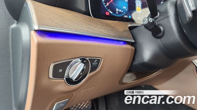 Mercedes-Benz E-Class 2023 — ფოტო 16/20