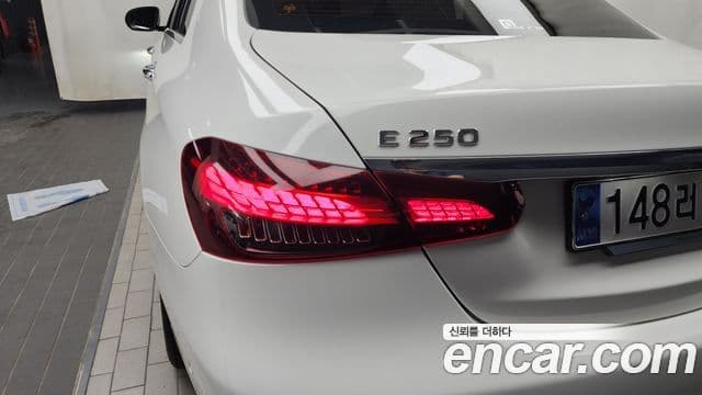 Mercedes-Benz E-Class 2023 — Photo 19/33