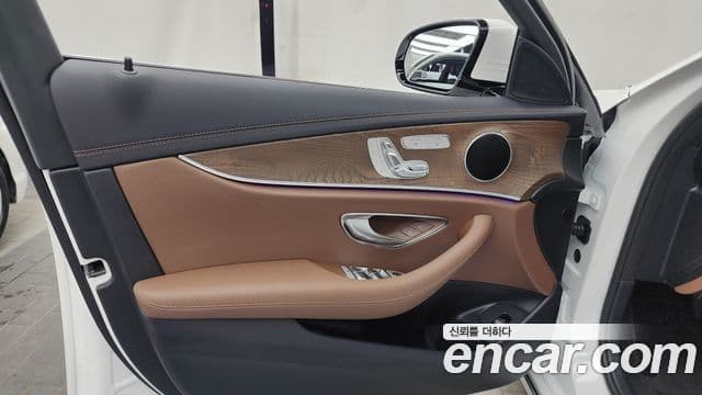 Mercedes-Benz E-Class 2023 — Photo 13/33