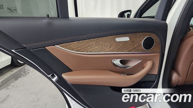 Mercedes-Benz E-Class 2023 — Photo 29/33