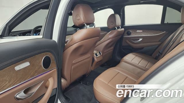 Mercedes-Benz E-Class 2023 — Photo 23/33